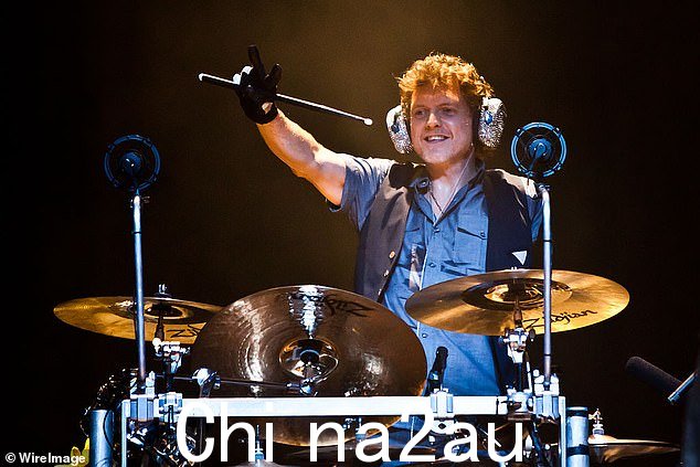 Rick Allen,59 岁,周末在佛罗里达州的塞米诺尔硬石酒店和赌场与乐队一起表演 ¿ =