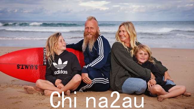 约翰斯顿先生是两个孩子的父亲,此前他承认自己在心理健康方面存在问题。他正在参加冲浪课程,以纪念他十年前去世的父亲。图片:Sam Ruttyn