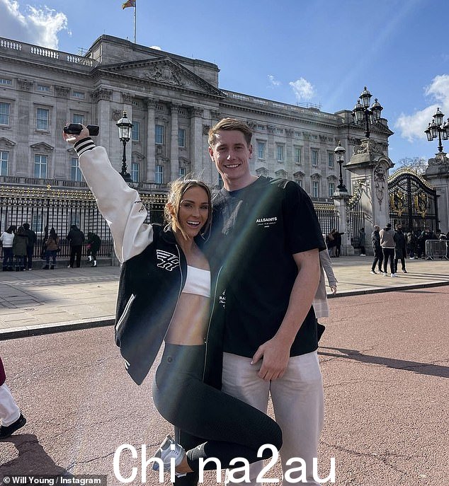 英国土壤:23 岁的 Will 和 26 岁的 Jessie 周一从南非乘飞机返回伦敦后返回伦敦 - 差点错过决赛