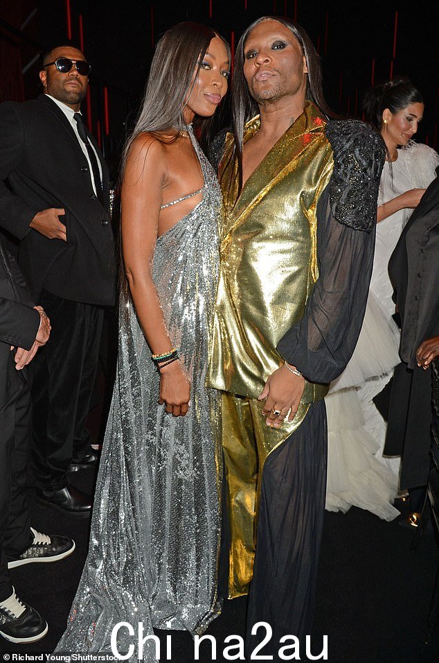 超模 Naomi Campbell(2022 年 12 月与 Roach 合影)一直是这位时尚大师的老朋友