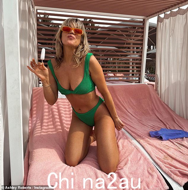 哇:这位美女穿着绿色比基尼看起来很迷人,突出了她健美和阳光亲吻的四肢