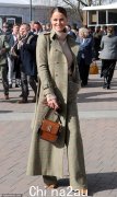 Jade Holland Cooper、Zara Tindall 和王后拥抱切尔滕纳姆的“乡村时尚”造型