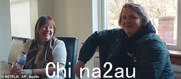尴尬:在新的预告片中,这位 26 岁的苏格兰歌手扭动着身子,因为他的母亲回忆起在他遭受惊恐发作后不得不把他从一夜情场上接走