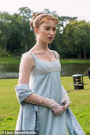 热门节目:Lewis 在模仿 Phoebe Dynevor 饰演的 Daphne Bridgerton 时展现了他的幽默感,照片出现在 Netflix 节目的第一季