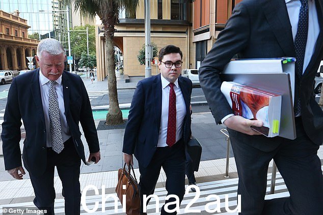 Bruce Lehrmann(如图中,星期四)没有在第 10 频道广播或 news.com.au 文章中提及姓名,但他的声明声明称他的身份在政治上已经为人所知circles