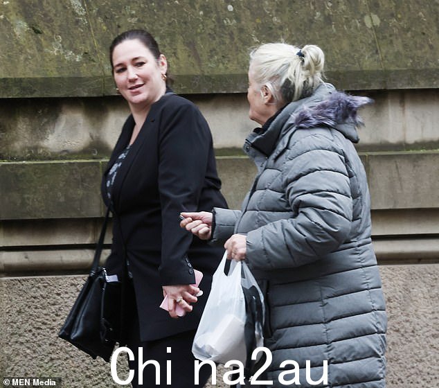 在接受警方采访时,伍兹(左)一想到要对狗下达销毁令就哭了。这样的命令已经下达,狗仍然和她在一起