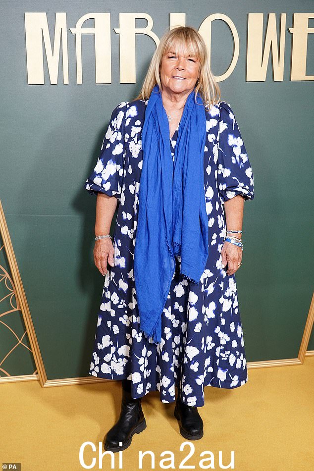 Fun-night: Loose Women's Linda Robson 穿着花卉海军蓝连衣裙和一双厚底靴