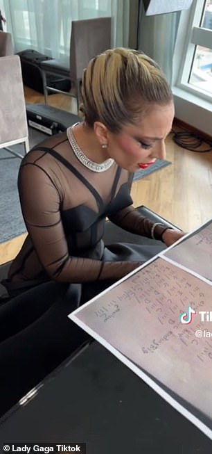 Glammy:与她在颁奖典礼上的实际表演形成鲜明对比的是,Gaga 在彩排时仍然穿着她的 Versace 礼服和浓妆