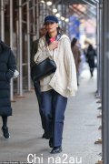 凯蒂·赫尔姆斯 (Katie Holmes) 穿着绞花针织开衫在纽约漫步时选择了舒适感