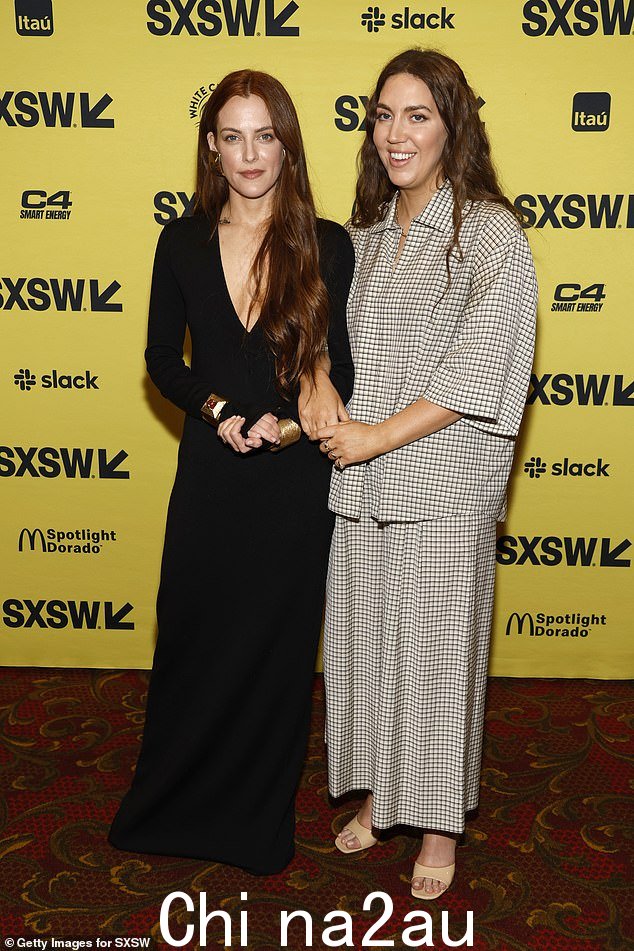 最新消息:33 岁的 Riley Keough 与她的 War Pony 联合导演 Gina Gammell 在星期四在德克萨斯州奥斯汀的派拉蒙剧院举行的西南偏南电影北美首映式上合影