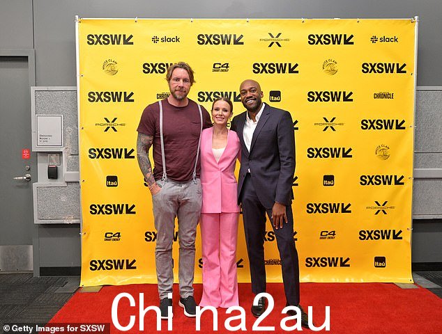 Dapper:还看到这对夫妇与穿着黑色西装的记者 Sam Sanders 合影