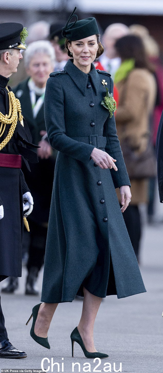 2022:去年凯特穿着价值 3200 英镑的 Laura Green London 裙子去汉普郡看望守卫