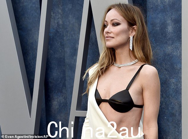 前未婚妻:这位 47 岁的演员在塞思迈耶斯的深夜露面中被问及他的儿子奥蒂斯和六岁的女儿黛西以及前未婚妻奥利维亚王尔德,周日在Vanity Fair Oscar Party