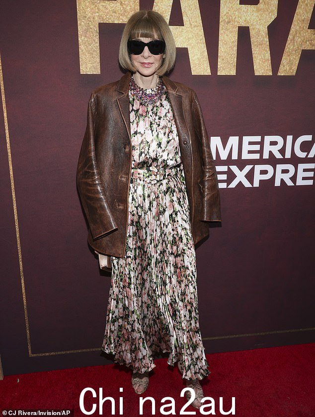 标志性人物:73 岁的 Vogue 非凡编辑 Anna Wintour 也出席了开幕之夜 - 她穿着丝绸花卉礼服和她标志性的色调