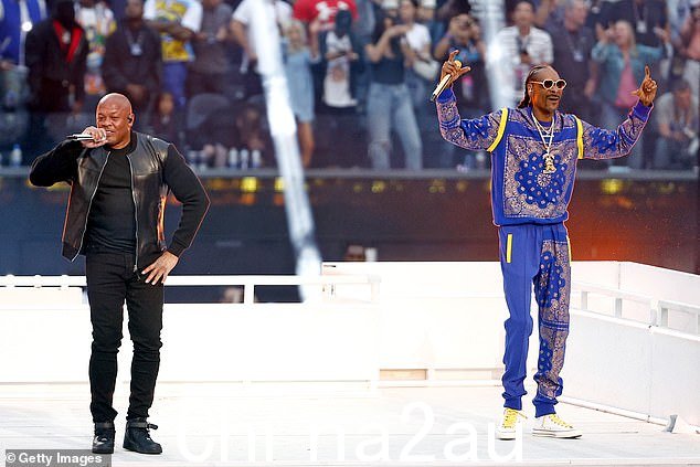 Hitmakers:Snoop(右)和 DR Dre(左)于 1999 年发行的热门曲目(在 2022 年超级碗上合影)