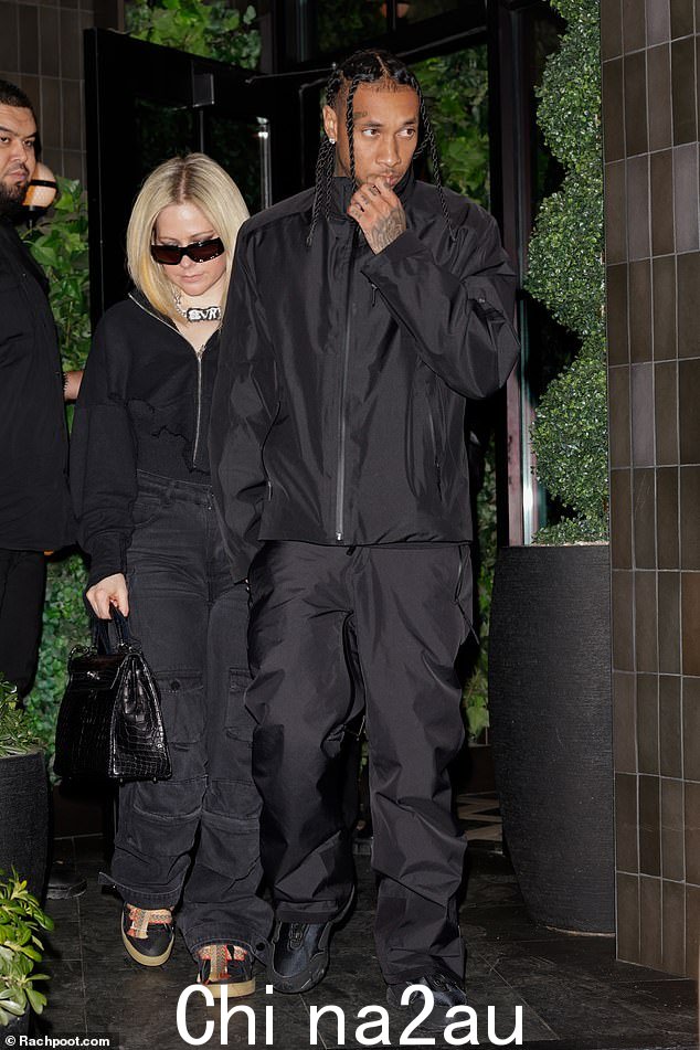 统一战线:Avril Lavigne 在被甩的未婚夫 Mod Sun 的最新演唱会上高呼'f*ck Tyga' 后,她的新男友 Tyga 骄傲而挑衅地走出来