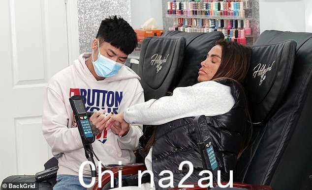 我的时间:凯蒂在白天享受轻松的美甲