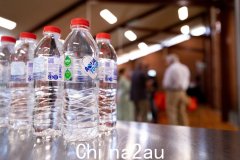 澳大利亚人平均每年在瓶装水上花费 580 澳元（如图）