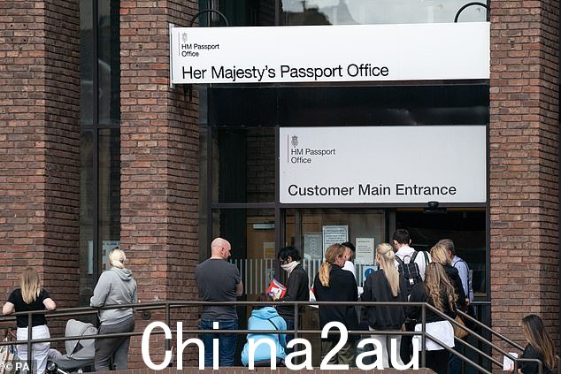 1,000 多名在英格兰、苏格兰、威尔士和北爱尔兰护照办公室工作的公共和商业服务 (PCS) 工会成员将从年初开始参与行动4 月到 (File image)