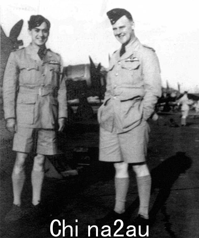 图中从左到右:Norman Irving 和 Sqd Ldr Scarf 于 1939 年前往新加坡。正是 Irving 先生在 3 月 1 日为 Scarf 死后获得的 VC 奖撰写了推荐信