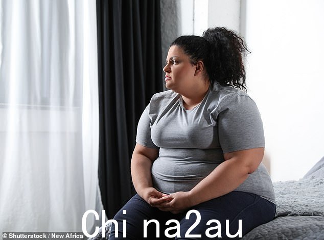 图:抑郁的女人(档案照片)。肥胖的副作用包括抑郁、焦虑、不孕、高血压、关节疼痛、呼吸困难和睡眠不足