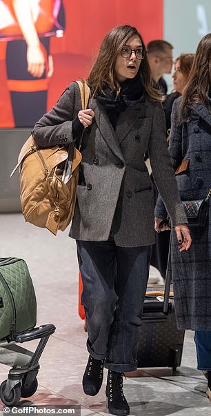 保暖:Keira 穿着双排扣棕色外套