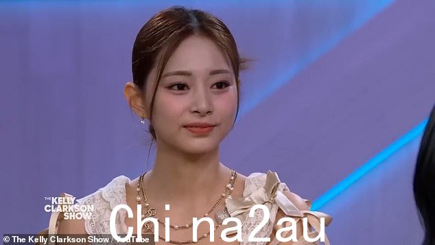 Lovely:但是,在与 Tzuyu - 唯一的越南组合成员 - 的甜蜜时刻 - Because Of You 热门制作人在询问他们歌曲背后的含义时花了额外的时间和注意正确地说出她的绰号