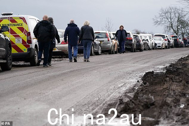 许多汽车被留在 Diddly Squat 外路边的沼泽土堆上，最近几天随着越来越多的人蜂拥而至，情况恶化了