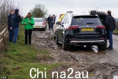 杰里米·克拉克森 (Jeremy Clarkson) 的 Diddly Squat 农场的游客用他们的 4x4 汽车咀嚼草地边缘