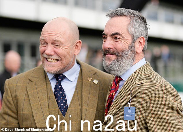 迈克·廷德all 和 James Nesbitt 在 2023 年切尔滕纳姆音乐节上合影留念