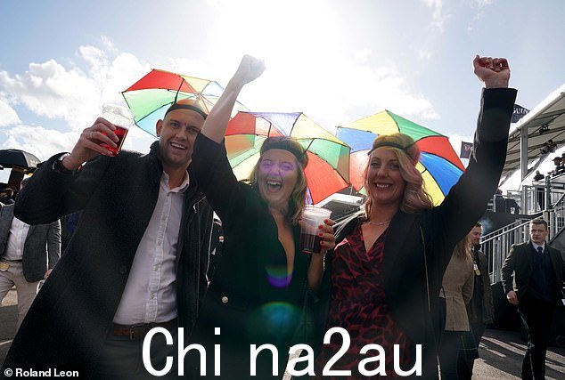 风雨无阻!这些参加比赛的人戴着五颜六色的雨伞帽子为下雨天气做好了准备 - 尽管他们似乎没有注意到太阳已经出来了