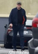 布伦丹·弗雷泽 (Brendan Fraser) 在洛杉矶外出时身着黑色飞行员夹克和棒球帽，穿着休闲