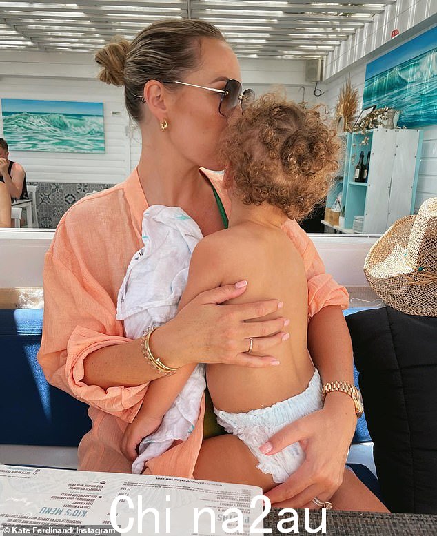 骄傲的母亲:Kate 和婴儿儿子 Cree,她与丈夫 Rio 的第一个亲生孩子