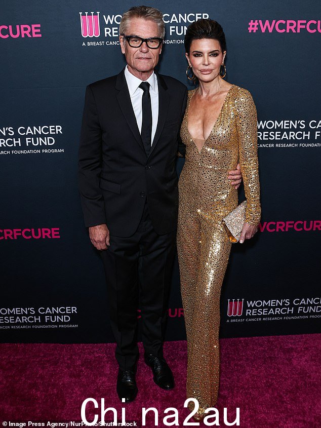 哇!星期四,丽莎·琳娜 (Lisa Rinna) 和哈里·哈姆林 (Harry Hamlin) 在比佛利山庄妇女癌症研究基金会举办的 2023 年令人难忘的慈善晚会红地毯上大放异彩。哈利,71 岁,穿着经典西装打领带看起来很帅