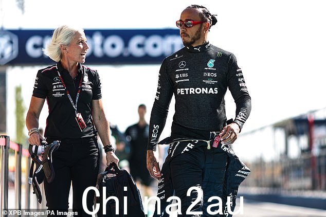 Lewis Hamilton(右)突然与他的教练 Angela Cullen(左)分道扬镳