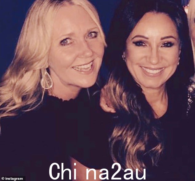 Jacqueline(右)的密友 Carole Mackie(左)在 Instagram 上分享了他们的照片,将这位女商人描述为'绝对的正义力量'