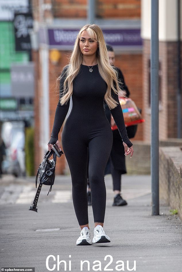 这是名誉扫地的真人秀明星 Stephen Bear 的未婚妻今天第一次去监狱探望他的时刻