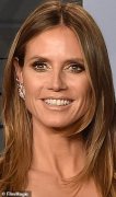 海蒂·克鲁姆 (Heidi Klum) 将她 2018 年和 2023 年的并排比较传播开来，引发整容谣言