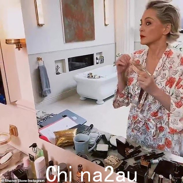 Glammy:65 岁的莎朗·斯通 (Sharon Stone) 在她的 Instagram 页面上分享了一段短片,视频中她似乎在洛杉矶家中的浴室里打扮得漂漂亮亮的,其中有几处水溅来自 Amaffi Perfume House 的一款新香水