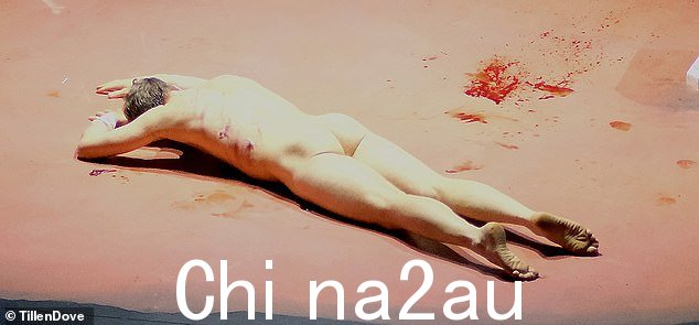 令人不安:有人看到詹姆斯在地板上爬行,并被他的搭档们举起