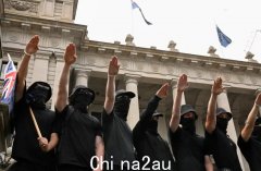 纳粹在澳大利亚街头游行，与数百人发生冲突！大批警察抵达（视频/照片）
