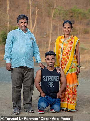  Pratik 与他的父母合影
