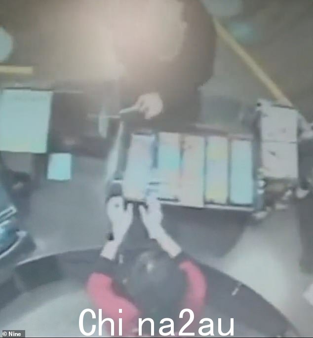 昆士兰工人山姆·弗雷泽用他钱包里的 GPS 设备追捕了这名男子据称是谁偷了它(如图,据称是报刊亭的小偷)