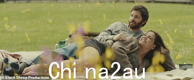 Suri Cruise 在电影预告片 Alone Together 中演唱,这部浪漫喜剧由她的母亲 Katie Holmes 执导并主演(片中与 Jim Sturgess 合影)