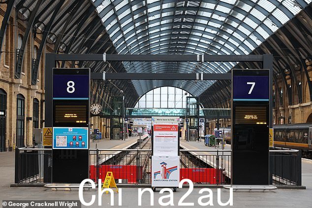 星期六早上国王十字车站空荡荡的站台罢工行动使英国陷入停顿