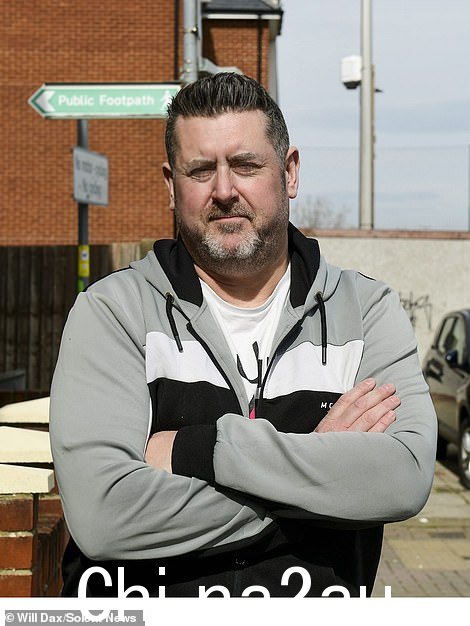 Mark Wilder(如图)Dover Road 的一位业务经理说他“不介意”Moneyfield Mews 新建房屋上安装的人造草坪” class=