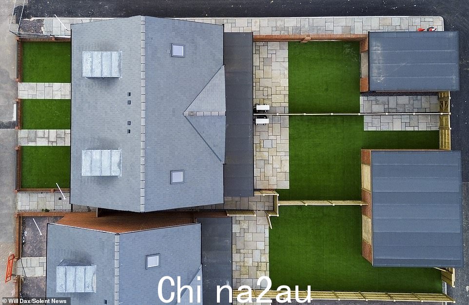 无人机拍摄的 Moneyfield Mews 房屋。这些四床半独立式住宅目前以 550,000 英镑的价格出售