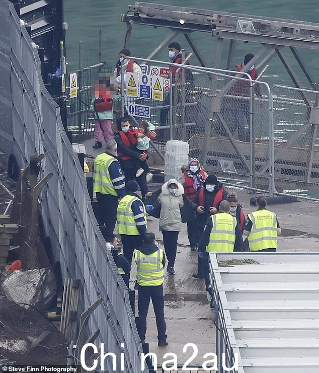 150 多名移民在周六乘小船穿越英吉利海峡时被 Border Cross 拦截。图为:3 月 17 日抵达多佛的移民