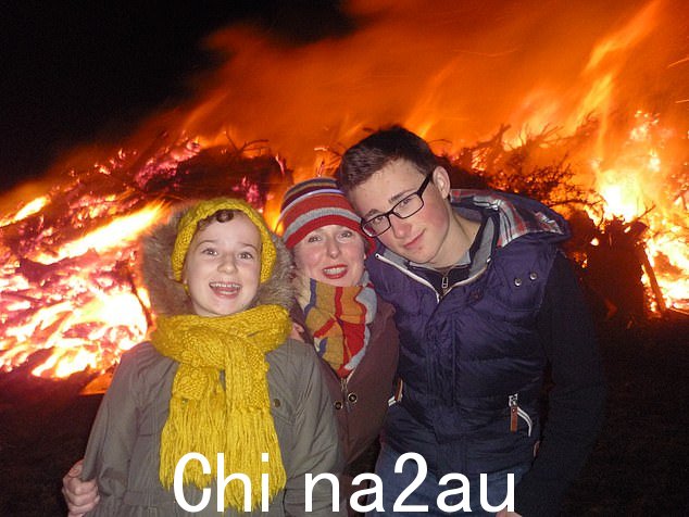 2013 年 3 月 16 日,在她父亲去世两周年之际,Gabi(左)在浴缸里溺水身亡,开始时是一个正常的星期六早晨