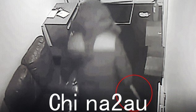 Ikram Affia(如图)右手拿着一把大刀